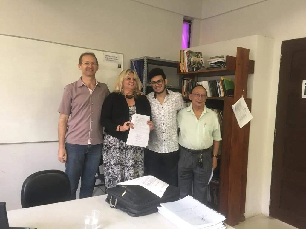 Luiz Sousa em sua defesa de mestrado, junto à banca examinadora